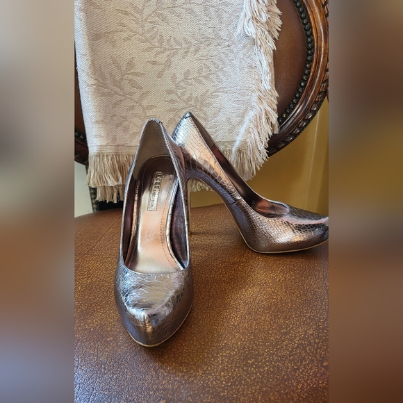 BCBGeneration Parade Bronze Platform Pumps SZ. 8M - Picture 2 of 11